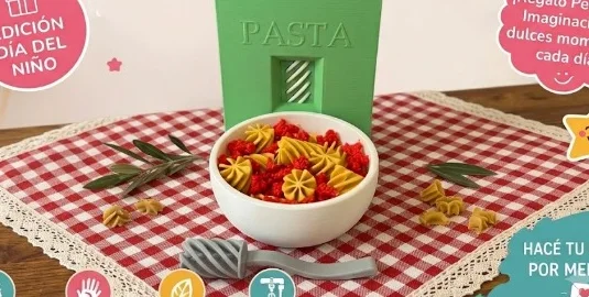 Máquina de pasta verde, plato con rotini y utensilio de juguete